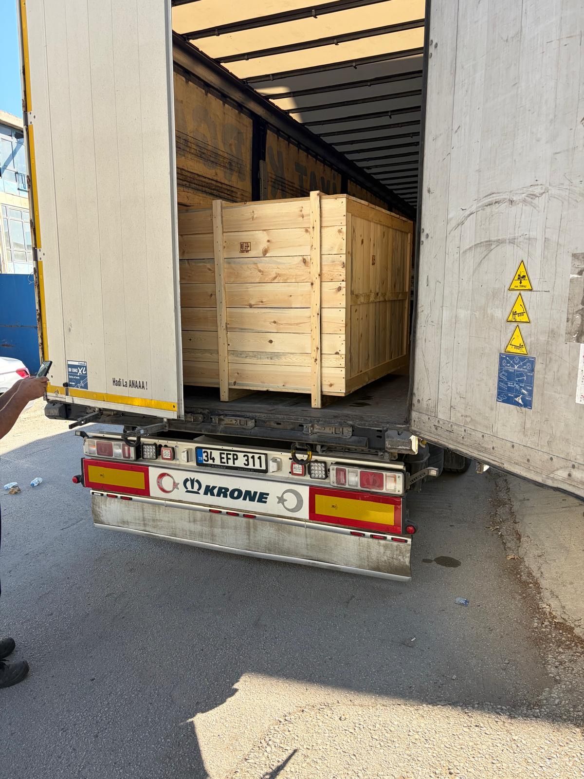 Caisse en bois chargée dans une semi-remorque