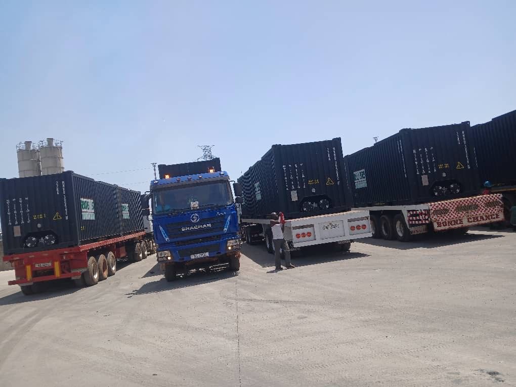 Camions chargés de conteneurs de 40 pieds au parc