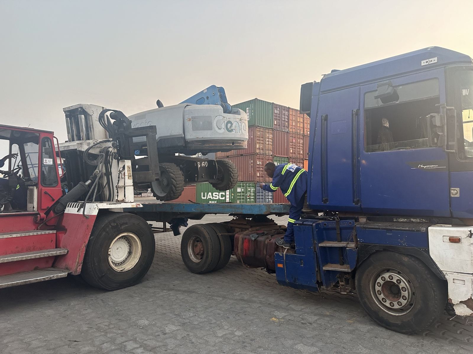 Chargement d'une nacelle sur camion au terminal