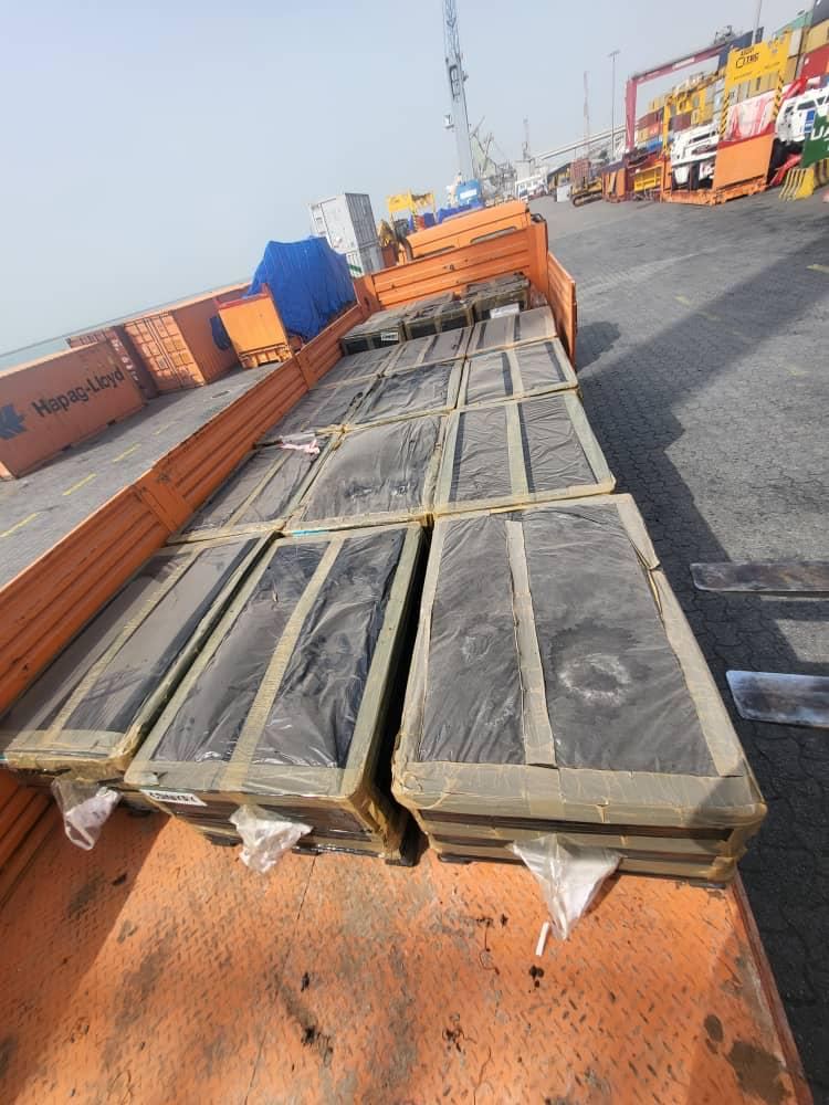 Marchandises emballées chargées sur un plateau au port