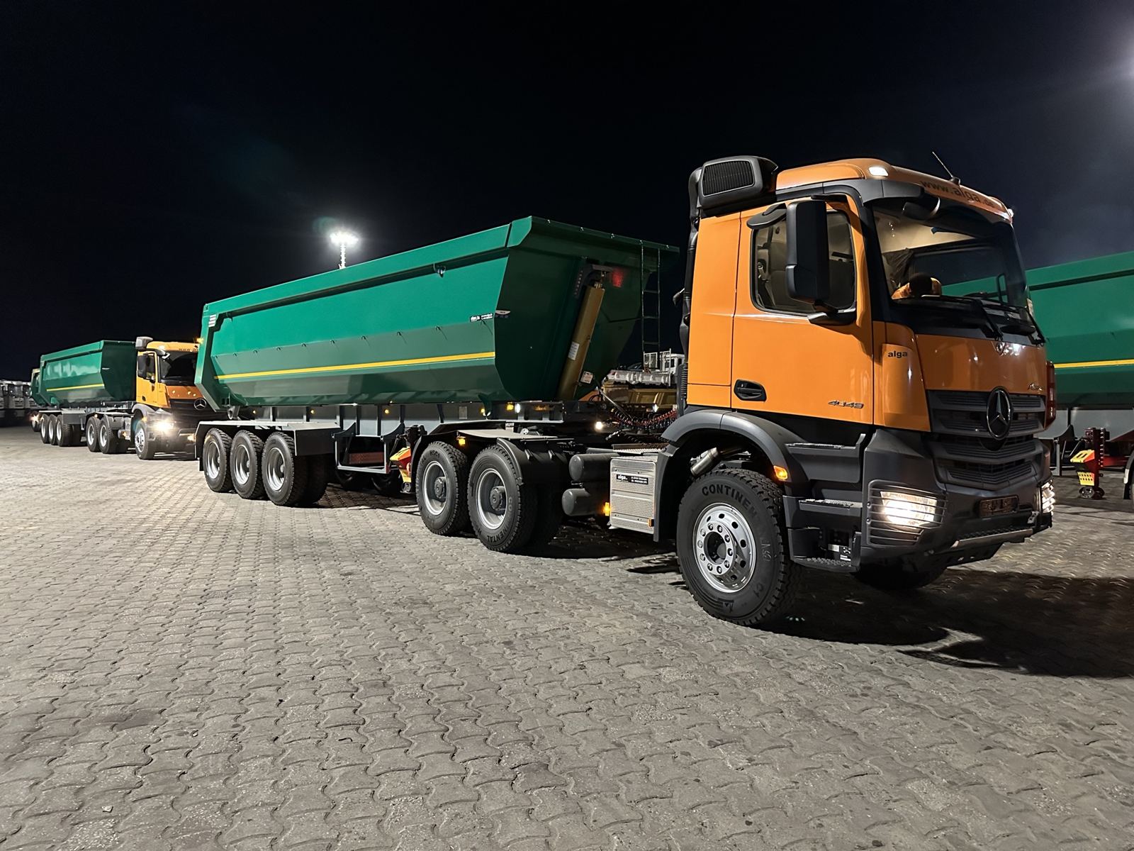 Tracteurs et semi-remorques bennes prêts à partir de nuit