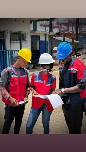 Équipe TransXpress en casque vérifiant des documents