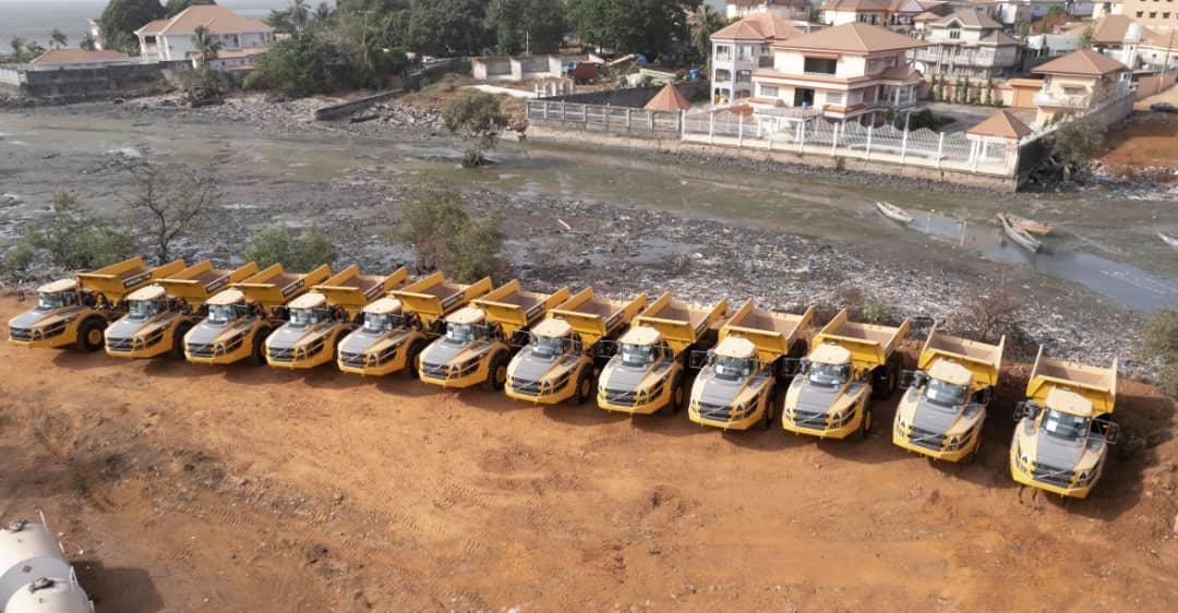 Flotte de treize tombereaux articulés Volvo prête à la livraison