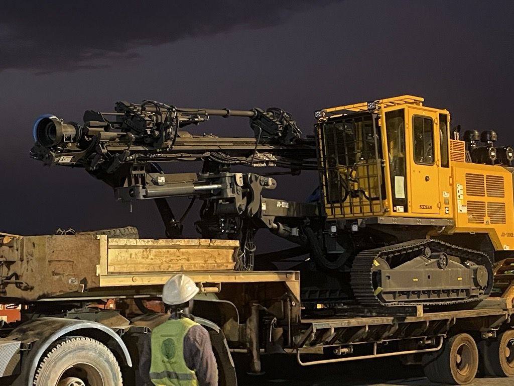 Foreuse sur camion au crépuscule