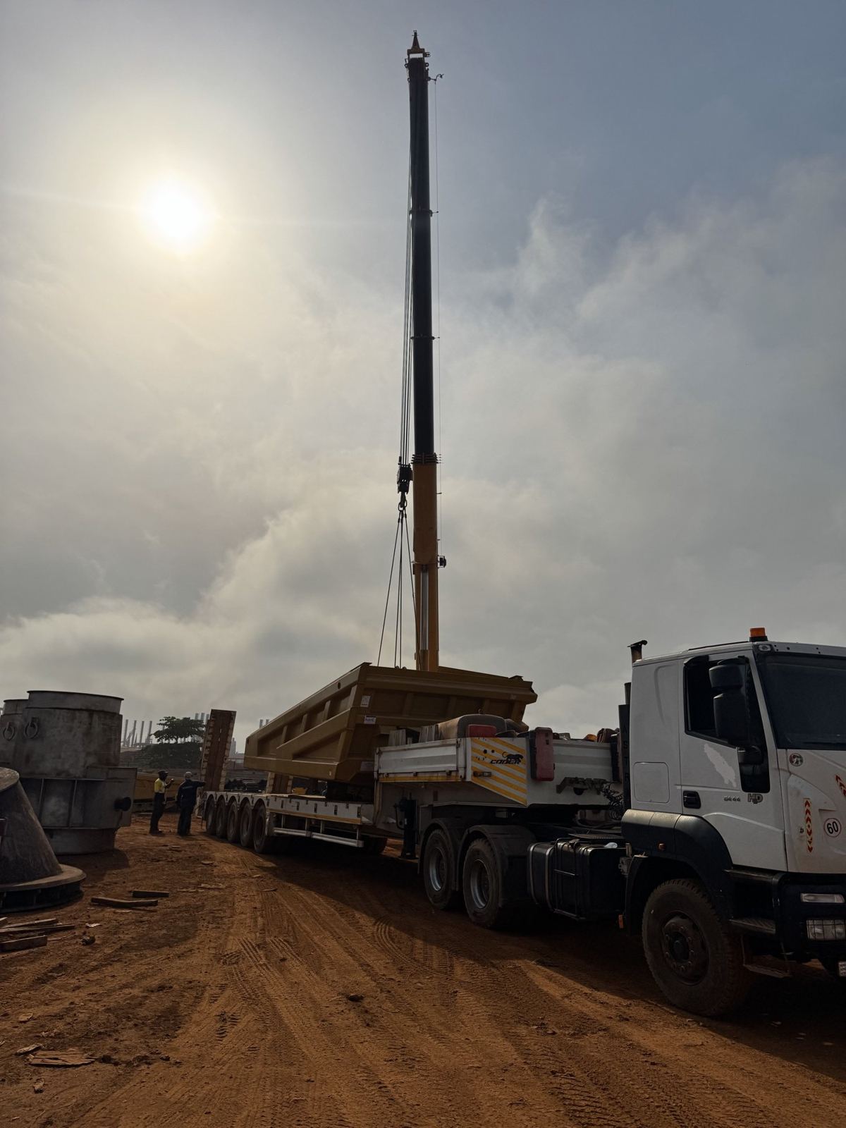 Grue mobile et porte-char sur site