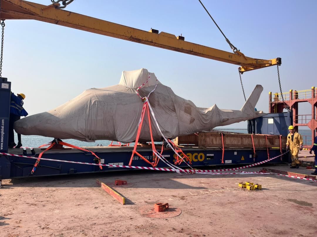 Levage d'un fuselage d'aéronef à la grue sur le quai