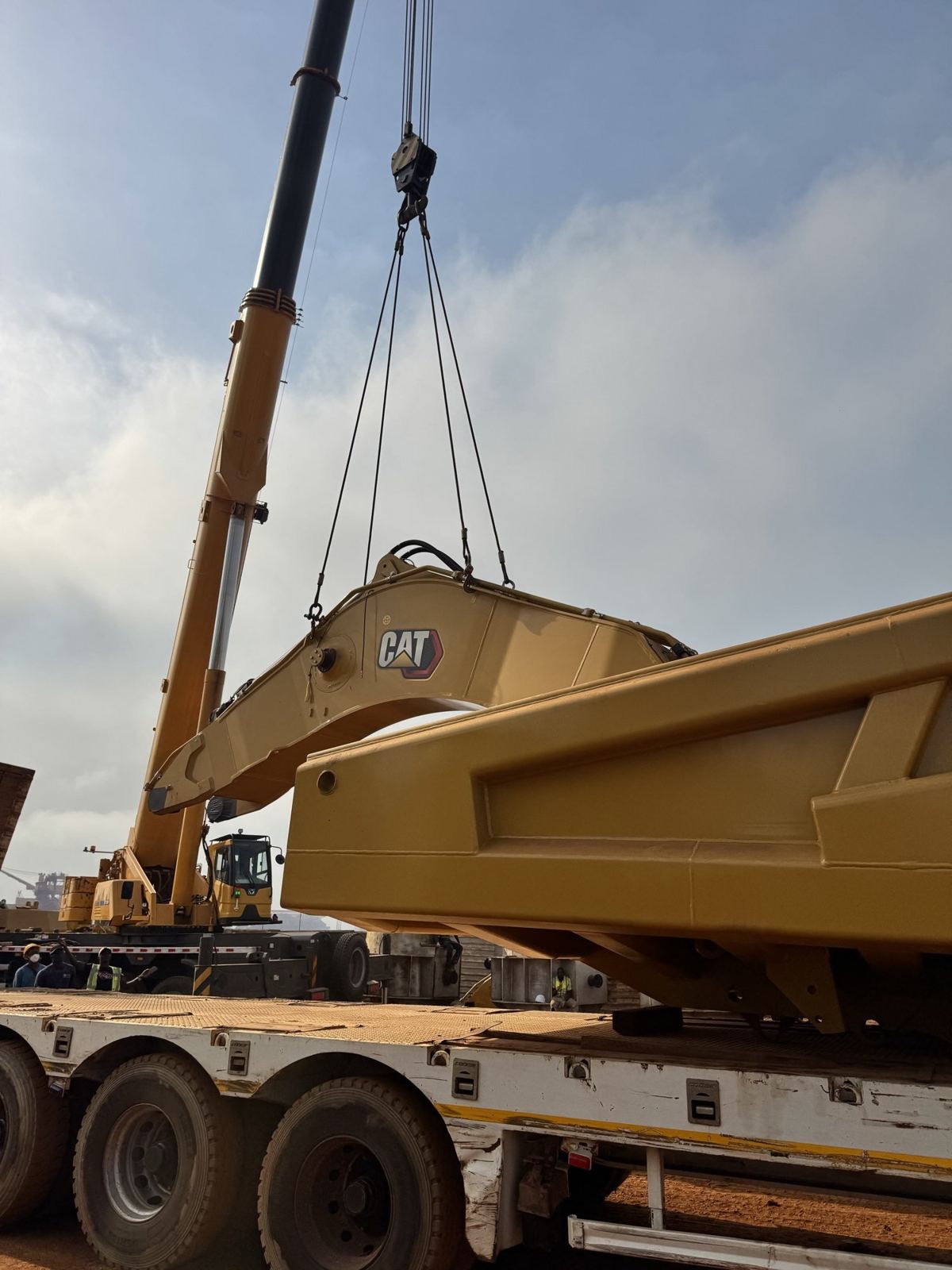 Benne de tombereau levée à la grue sur un porte-char