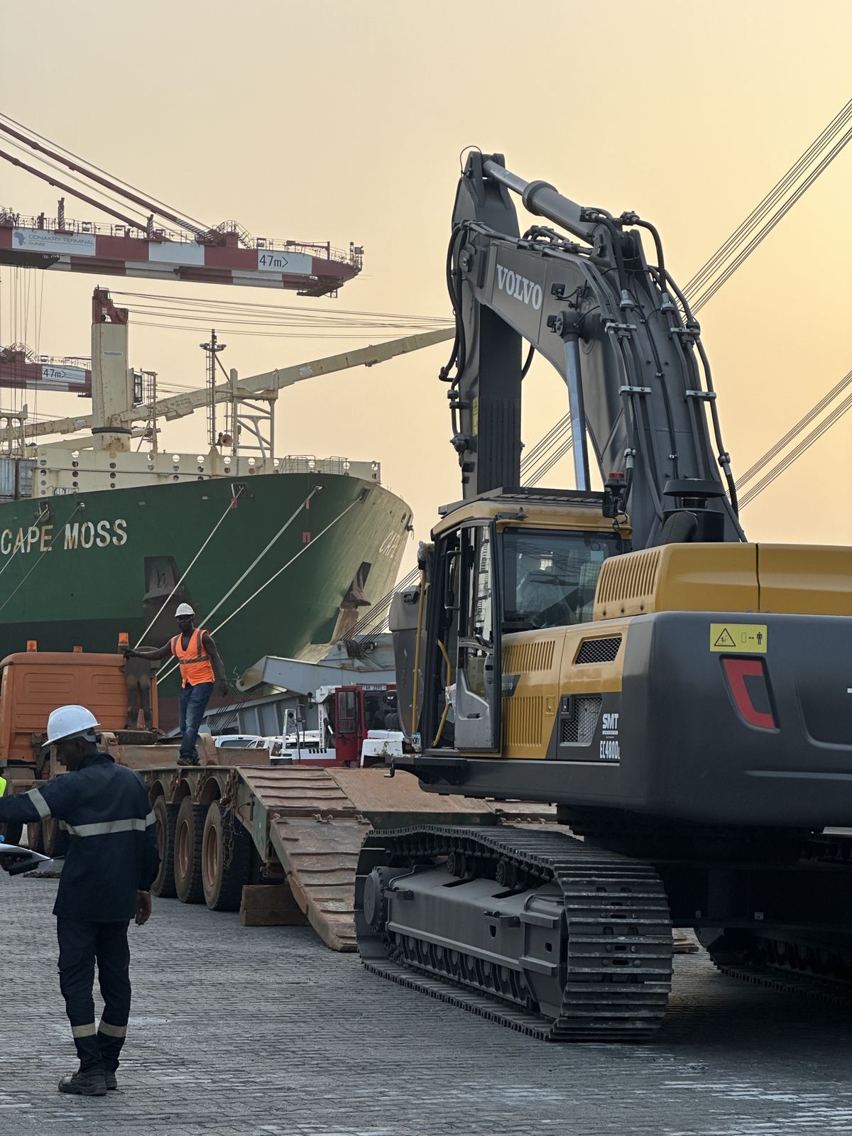 Pelle chargée sur porte-char au pied du navire, port de Conakry