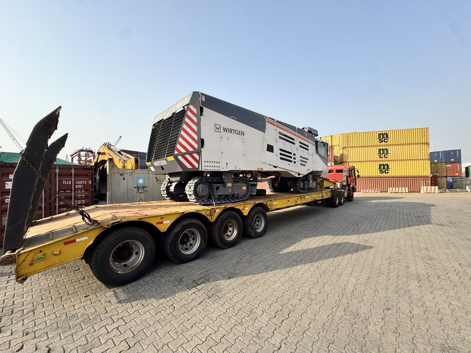 Machine minière sortie sur porte-char au terminal à conteneurs de Conakry