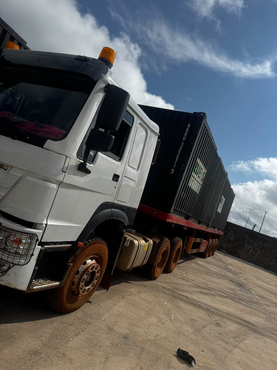 Tracteur et conteneur prêts à quitter le port